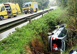 El vehículo quedó volcado en la cuneta.