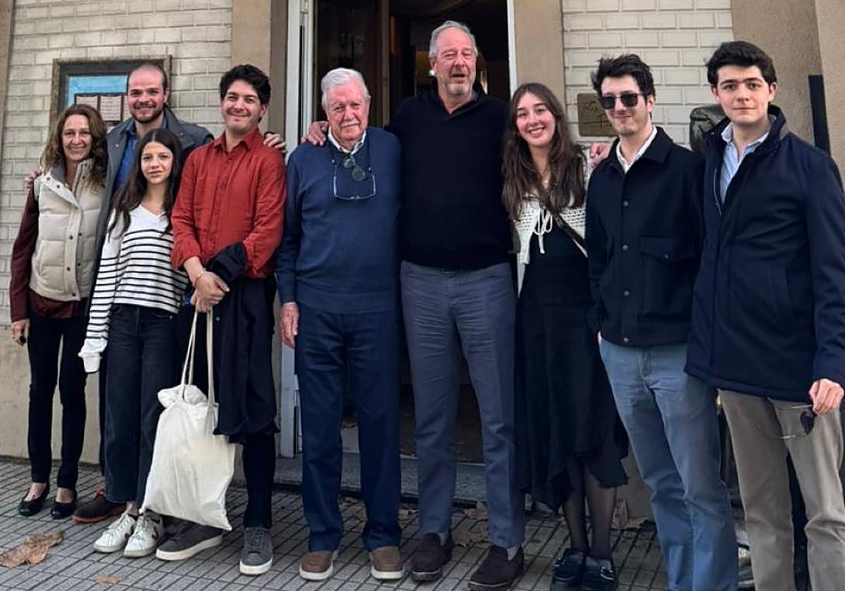 Carlos Veraza, rodeado de su familia, en la entrada de Los Pisones, en Gijón.
