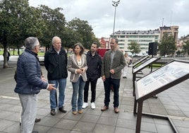 El comisario de la exposición, Ángel Mato, explica uno de los paneles a Manuel Rodríguez, ex director de la Fundación Hogar de San José; a la concejala de Cultura, Montse López Moro; al director de la Fundación Municipal de Cultura, Aitor Martínez, y al director del Sanatorio Marítimo, Marcos Alonso.