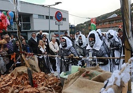 Moreda de Aller se echa a las calles para celebrar los Humanitarios