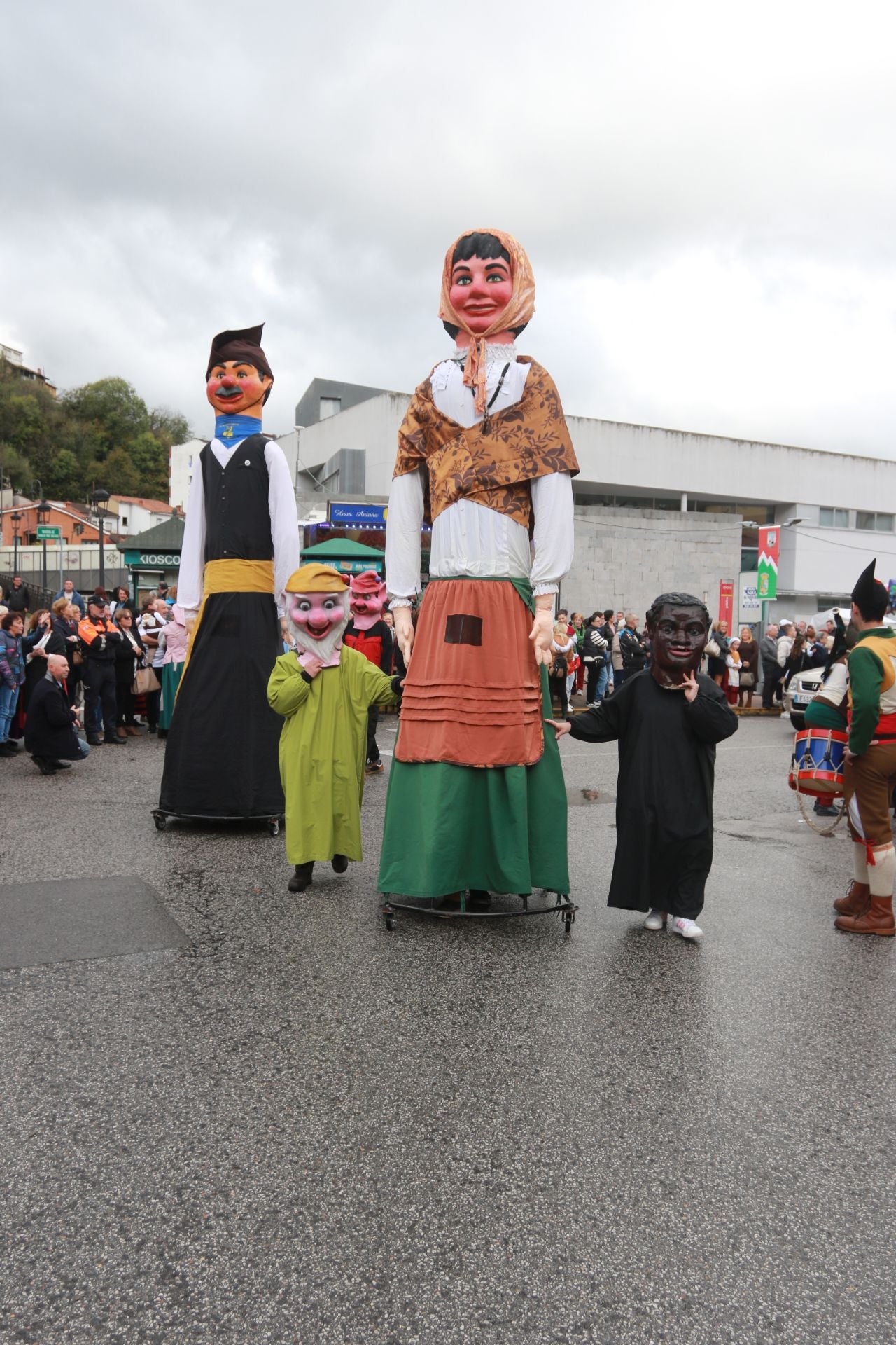 Moreda de Aller se echa a las calles para celebrar los Humanitarios