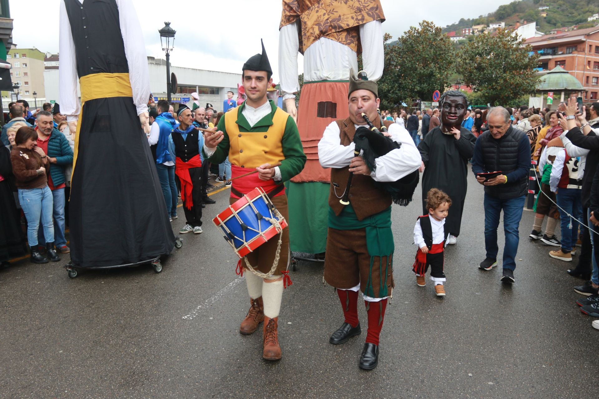 Moreda de Aller se echa a las calles para celebrar los Humanitarios