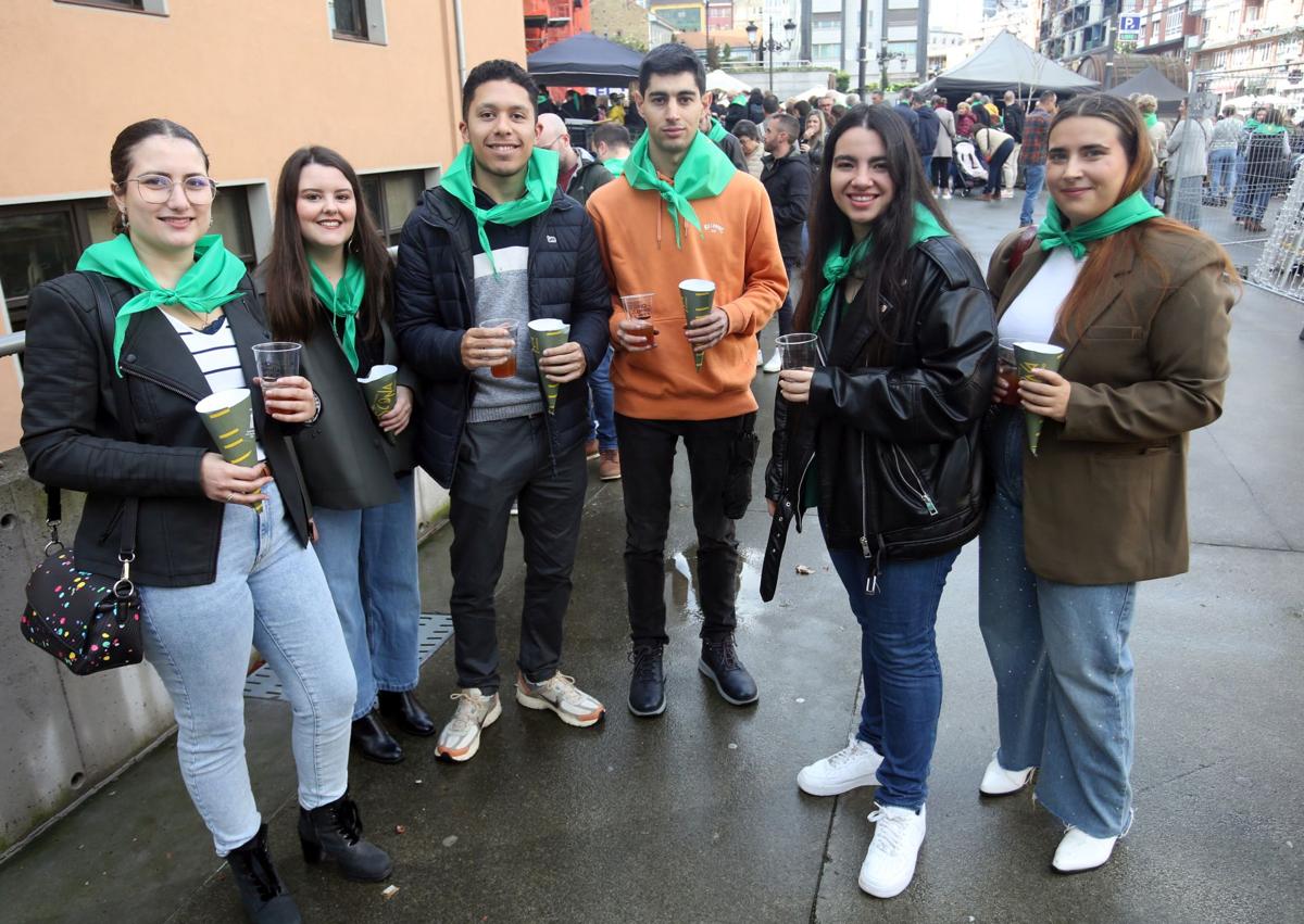 Imagen secundaria 1 - Arriba, María José Marroquín, Merecedes Franco, Max Xilof, Lisa Franco, Javier Santirso y Adriana y Daniel Santirso. A la izquierda, Carmen Castaño, Carmen Diego, Jesús Almera, Rubén Míguez, Yolanda Alfonso y Victoria Blanco. A la derecha, Andrea y Sonia Ayala, naturales de Burgos pero residentes en Oviedo, disfrutaron con su familia en el amagüestu. 