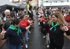 Integrantes del Grupo de Baile Tradicional Fitoria, junto con los clásicos gigantes y cabezudos, en Gascona.