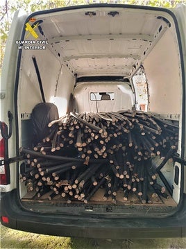 El cable de cobre en la furgoneta.