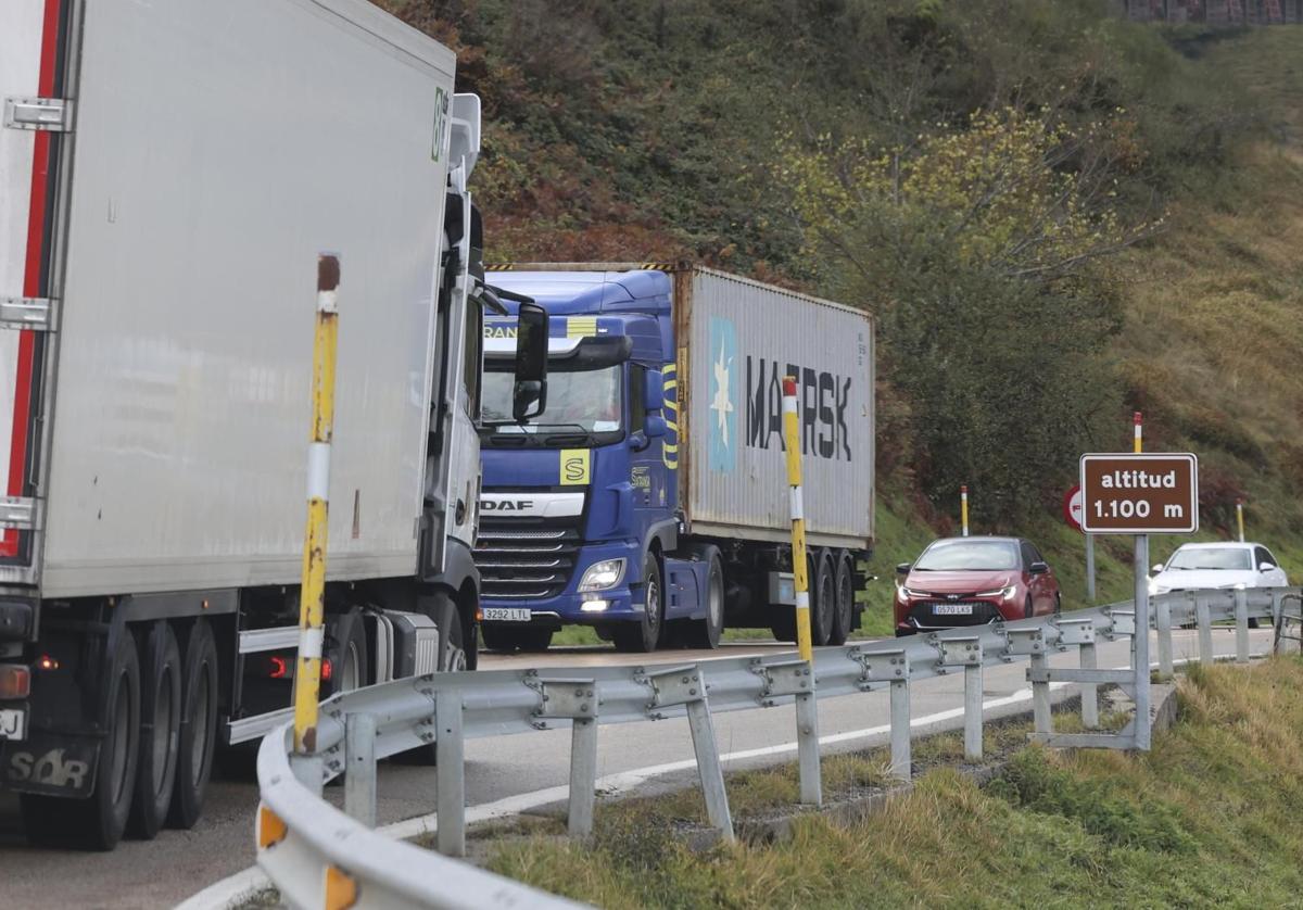 Tráfico pide a los transportistas utilizar rutas alternativas al puerto de Pajares debido a las previsiones de nieve