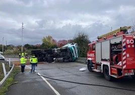 Bomberos y Guardia Civil en el lugar del accidente.