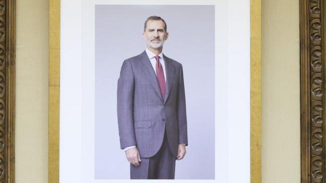 Imagen después - El retrato del Rey Felipe VI que estaba en el Ayuntamiento de Gijón y el que se ha colocado ahora.