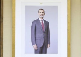 El nuevo retrato del Rey, en la sala de plenos del Ayuntamiento de Gijón.