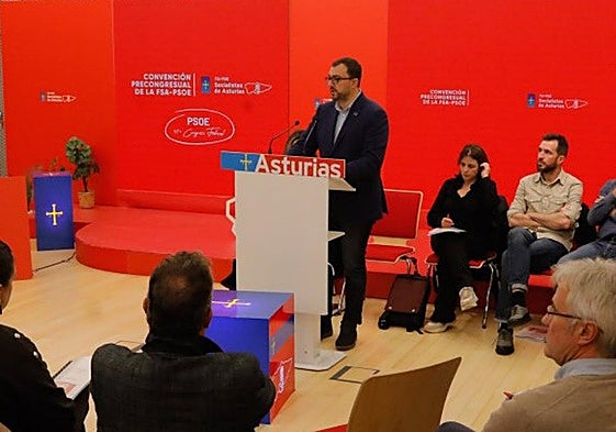 Adrián Barbón interviene al inicio de la convención de la FSA para preparar el congreso de federal, donde se debatieron las enmiendas a la ponencia marco.