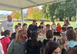 El curso de sexto de Primaria de La Fresneda escucha los primeros pasos para tener un huerto escolar.