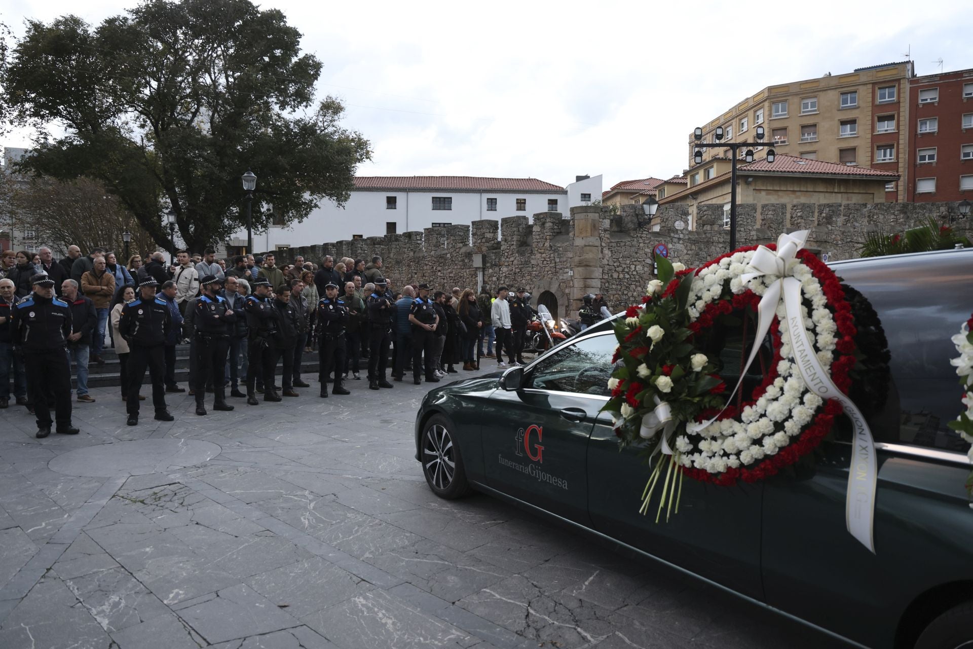 Multitudinario adiós en Gijón al Policía Local Gilberto González