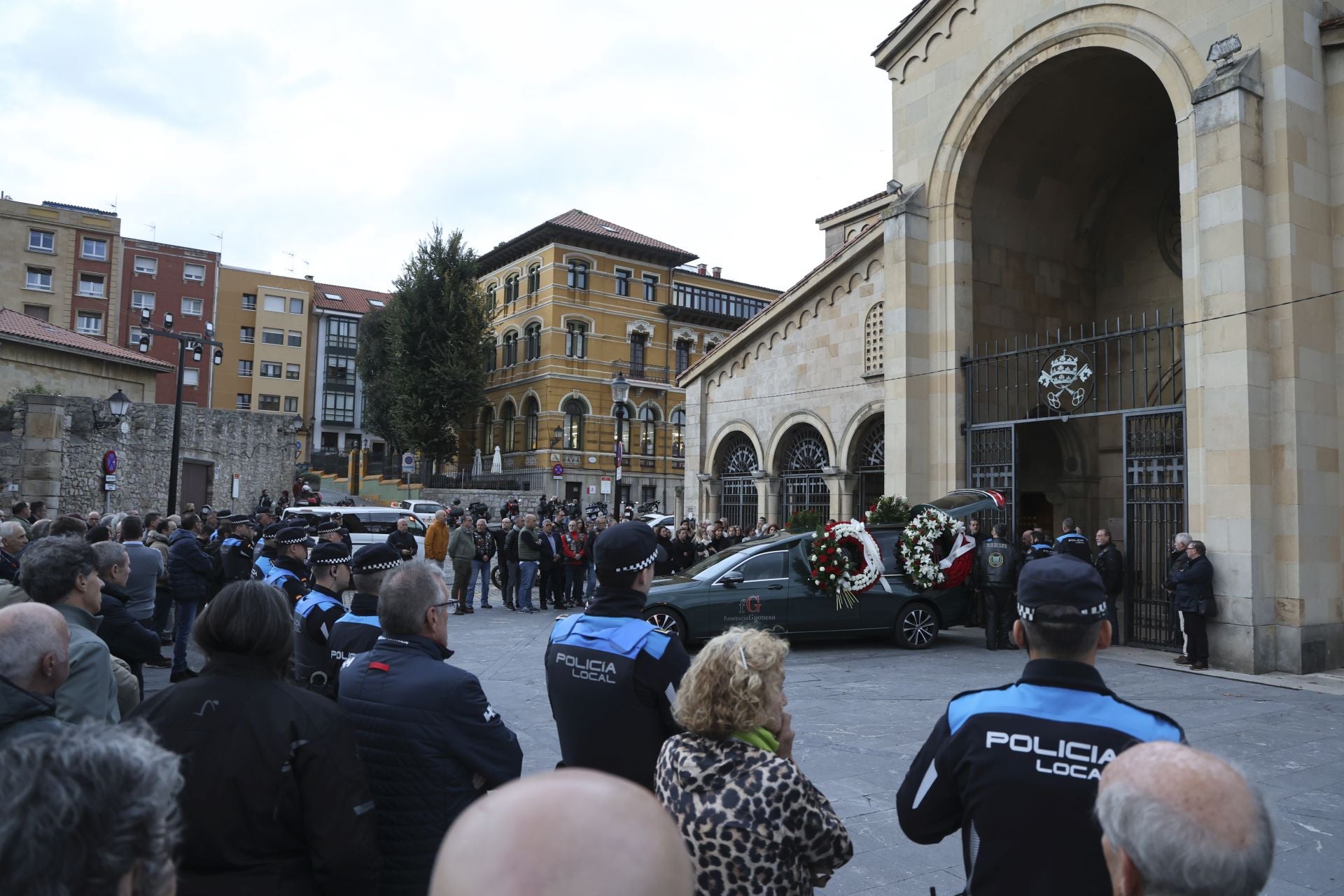 Multitudinario adiós en Gijón al Policía Local Gilberto González