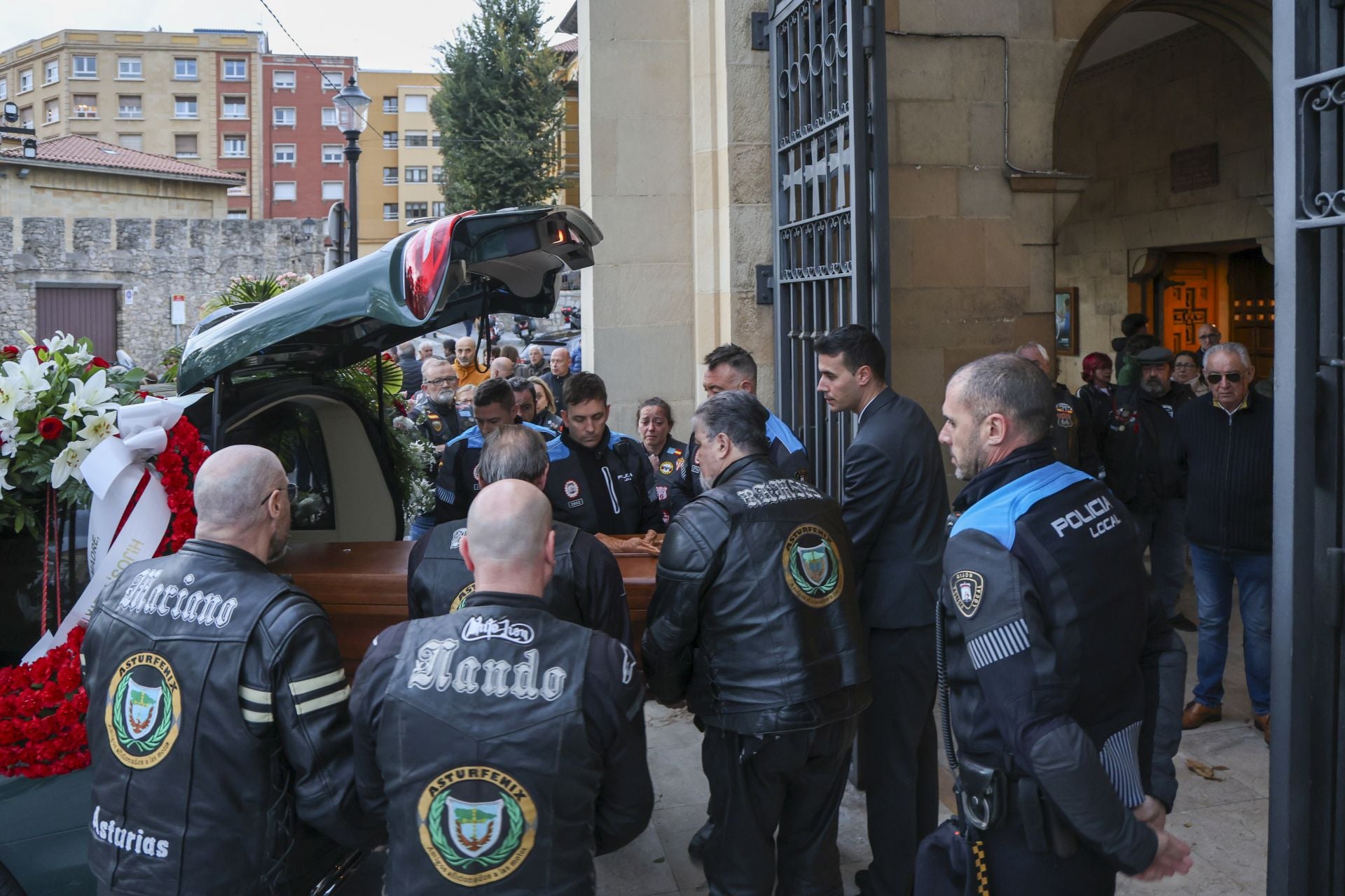 Multitudinario adiós en Gijón al Policía Local Gilberto González