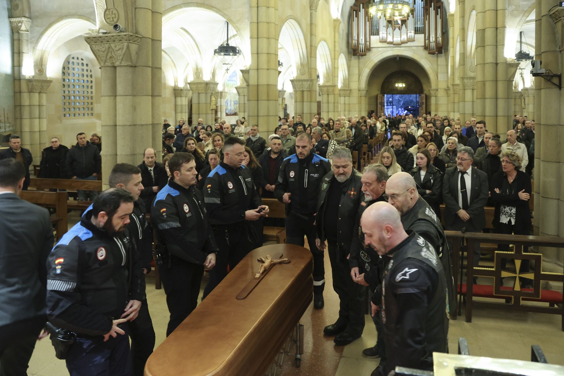 Multitudinario adiós en Gijón al Policía Local Gilberto González