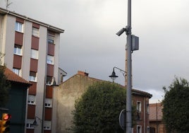 Una de las cámaras instaladas para la futura Zona de Bajas Emisiones de La Calzada, en la avenida de la Argentina de Gijón.