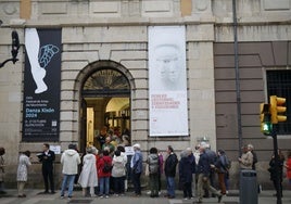 Numeroso público, a las puertas del Antiguo Instituto