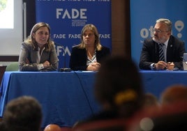 María Calvo, Gimena Llamedo y Alfredo García Quintana sentados en la mesa de debate de FADE.