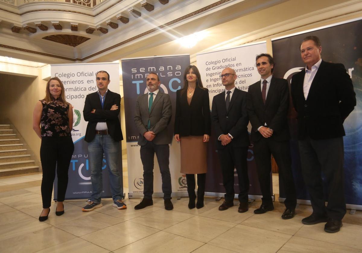 Irene Cid, Ramón Medrano, Alberto Núñez, Leticia González, Iván Aitor Lucas, Javier Fernández y Félix Baragaño, ayer, en el Teatro Campoamor con motivo de la Semana de Impulso TIC de Oviedo.