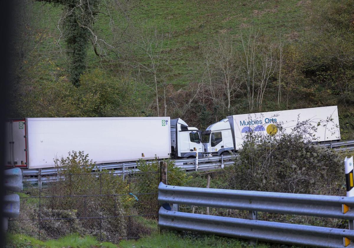 Dos camiones se cruzan en la carretera de Pajares, que concentra el tráfico desde que un argayo corta la autopista del Huerna (AP-66).