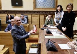 Abel Junquera tomando posesión como nuevo edil, en el Pleno del Ayuntamiento de Gijón.