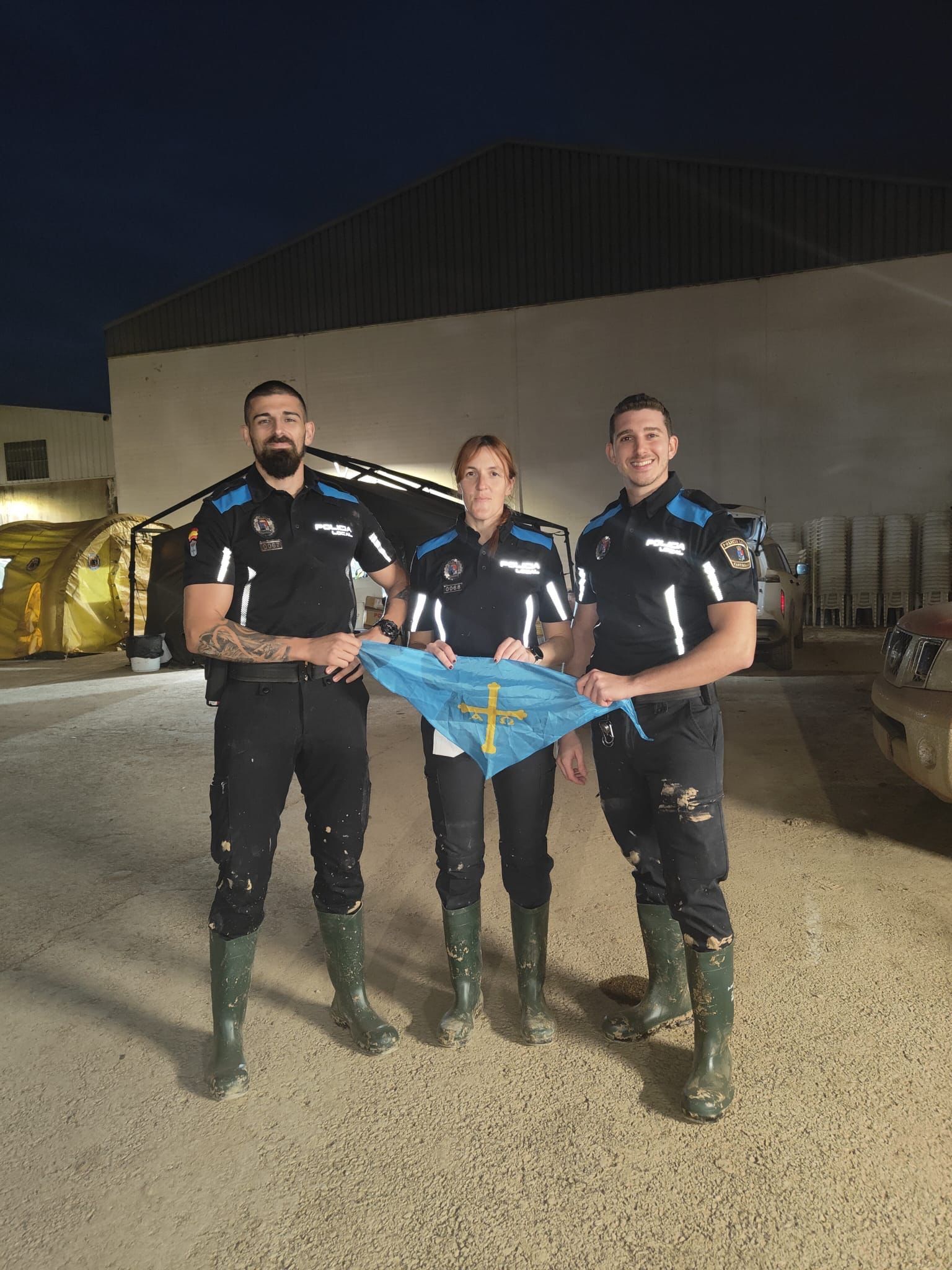 Los policías de Castrillón en Valencia, con la bandera asturiana.