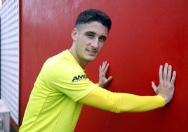 Lander Olaetxea, posa ayer, en Mareo, contra uno de los muros de la sala de prensa anexa al campo de entrenamiento.