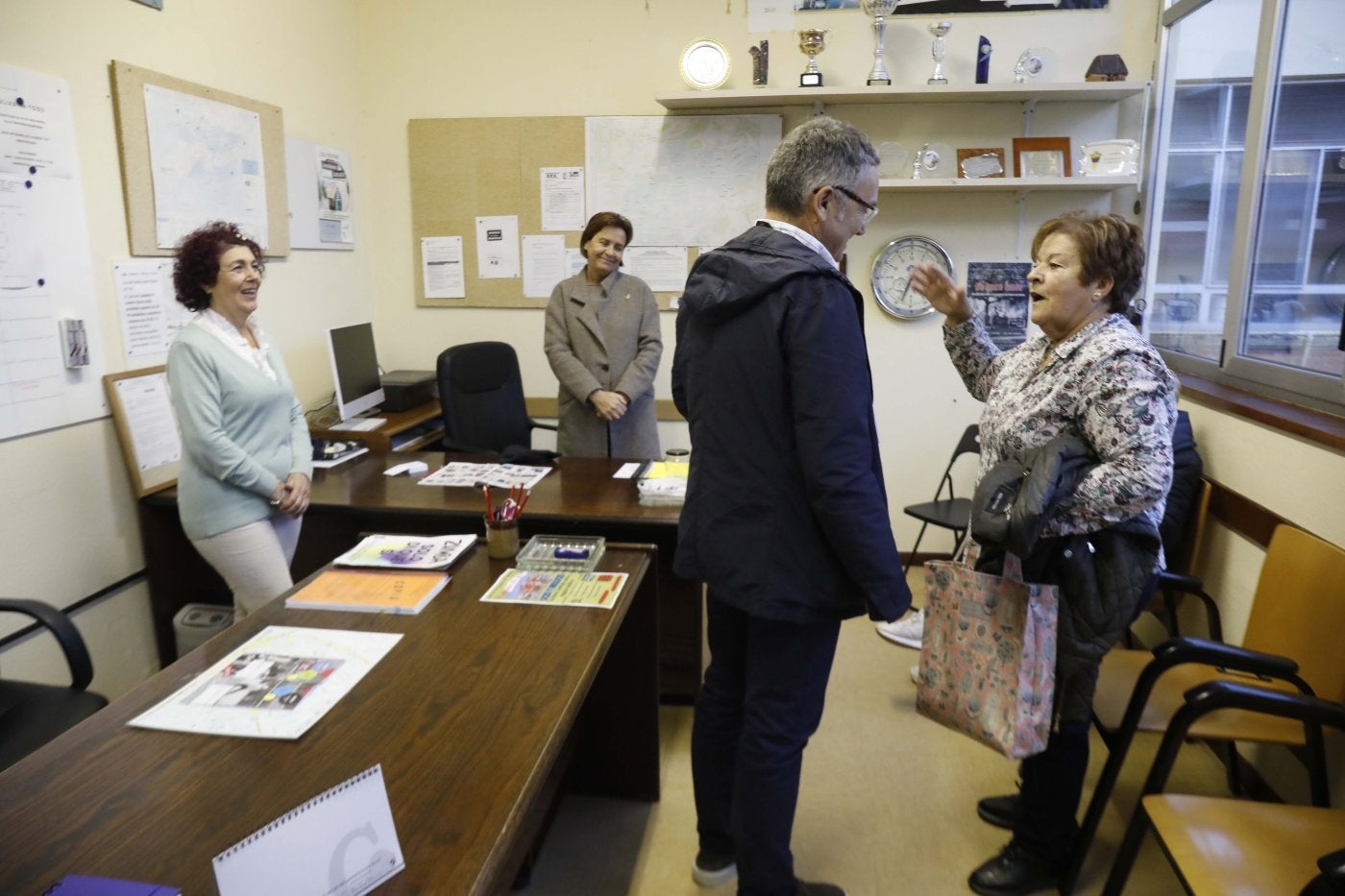 Reunión de Villoria y la alcaldesa de Gijón con los vecinos de Roces.