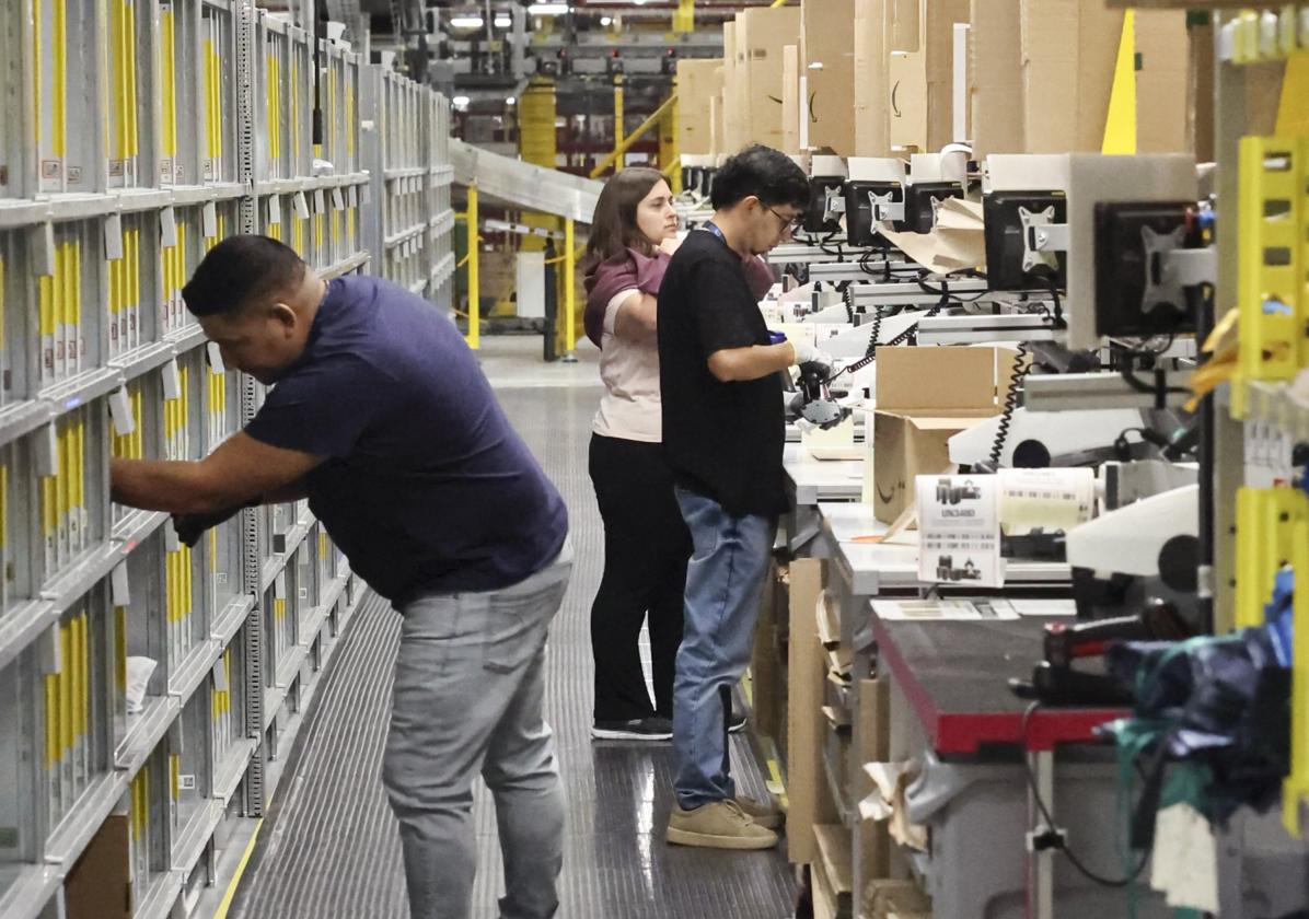 Trabajadores en el súper centro logístico de Amazon de Bobes.