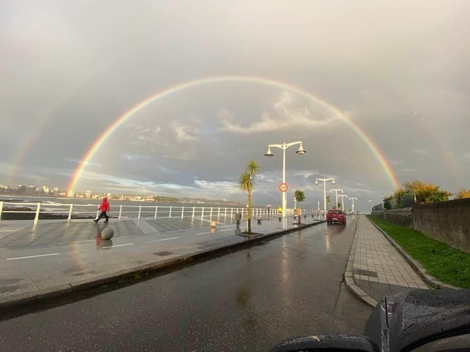 Las espectaculares imágenes del arcoíris con el que amaneció Gijón