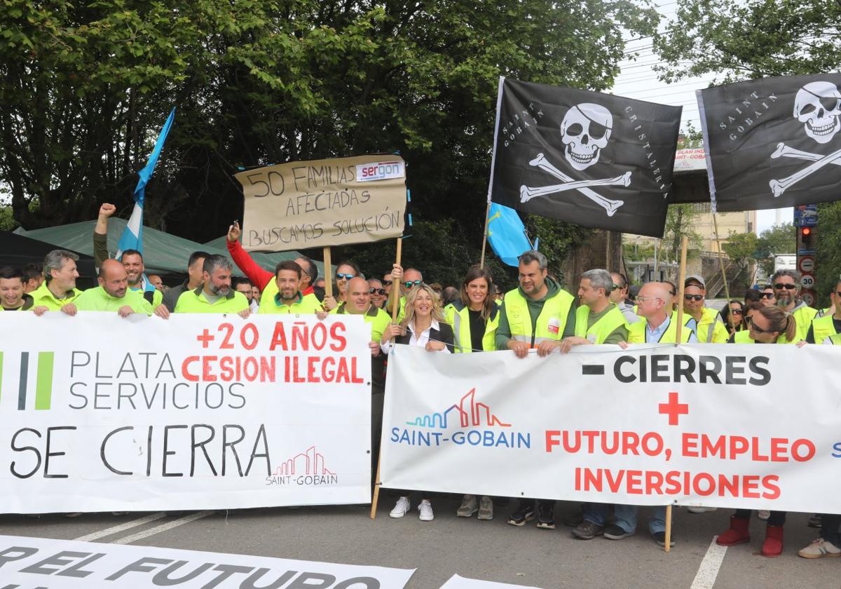 Los trabajadores de Limpiezas Plata durante la visita de la ministra a Avilés.