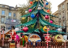 Árbol mágico con bolas como cabinas que giran en un tiovivo que se podrá disfrutar en la Navidad de Gijón.