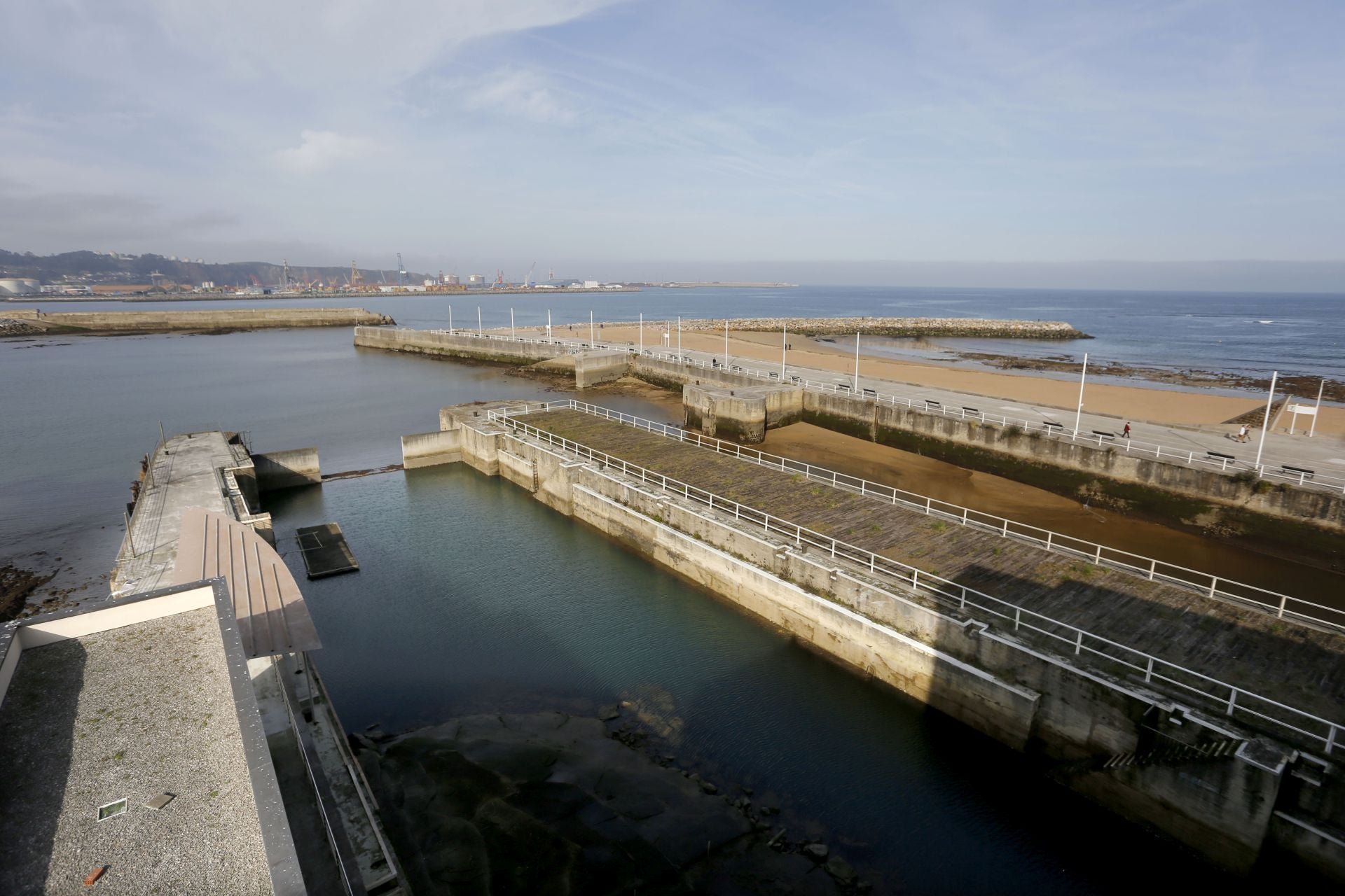 Estado actual del antiguo astillero de Naval Gijón