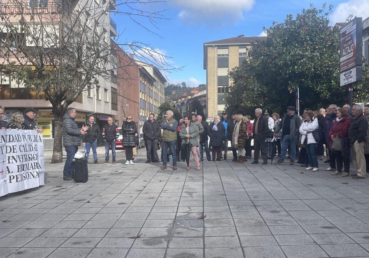 La concentración tuvo lugar ante el centro de salud de Pola de Laviana.