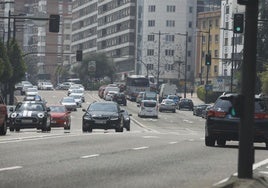 Tráfico intenso en el centro de Oviedo.