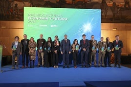 Los galardonados de los premios Asturias, Economía y Futuro, junto a las autoridades, ayer, en Oviedo.