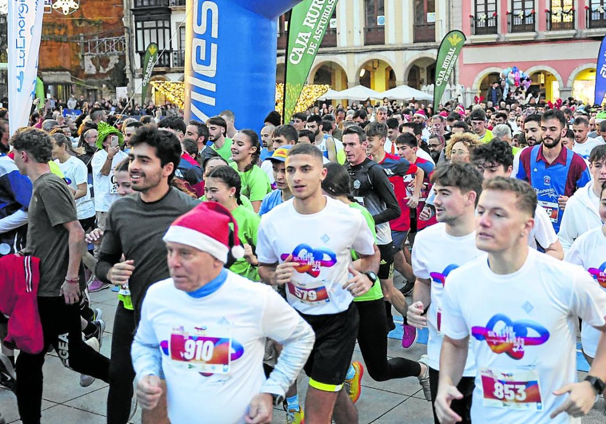 Paso por la plaza de España de los corredores participantes en la San Silvestre de Avilés celebrada el año pasado.