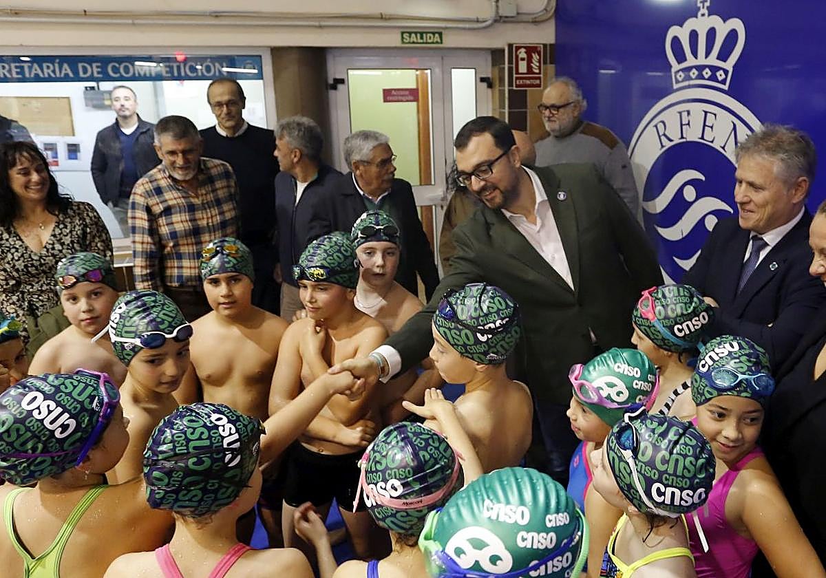 Adrián Barbón, Vanessa Gutiérrez, Enrique Plaza y directivos del club Santa Olaya, con los niños de la Escuela Deportiva.