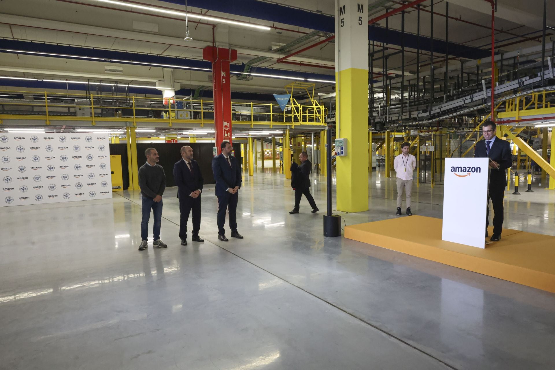 Inauguración oficial del centro logístico Amazon en Siero