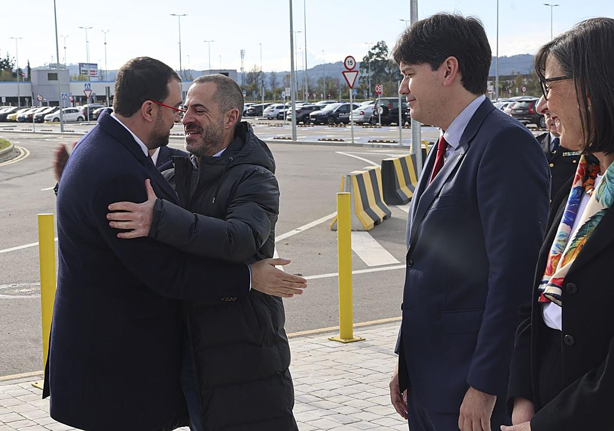 Adrián Barbón se abraza con el alcalde de Siero, Ángel García. A su lado los consejeros Borja Sánchez y Nieves Roqueñí.