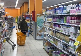 Una mujer hace la compra en un supermercado.