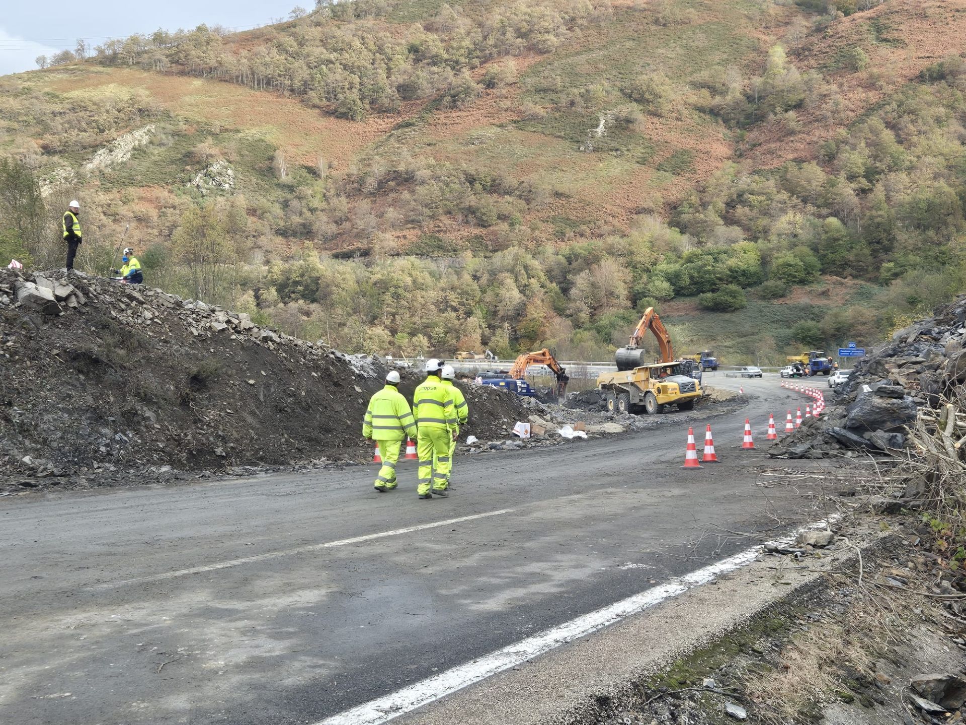 Operarios trabajan para preparar la primera voladura. 