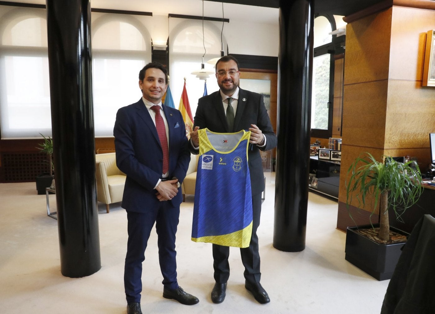 Juan Vialás y Adrián Barbón.