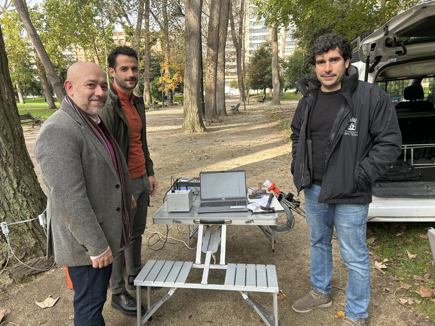 Rodrigo Pintueles, Alejandro Navazas y Sergio Rodríguez, con los equipos para analizar los árboles.