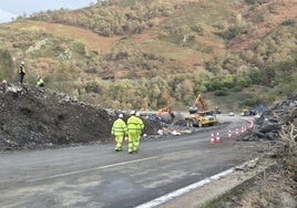 Varios operarios preparan la voladura en la AP-66 para retirar el argayo y proceder a la construcción de un 'bypass' que permita reabrir la calzada al tráfico.