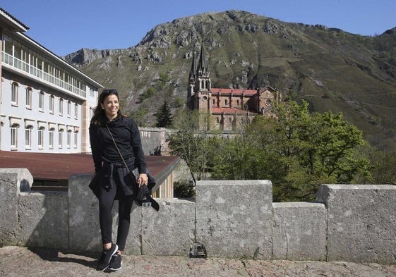 La actriz de orígenes asturianos Eva Longoria posa ante la Basílica de Covadonga.