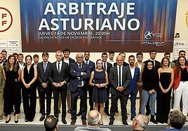 Judit Romano, en el centro, con el resto de galardonados tras recibir la insignia de oro del Comité Técnico de Árbitros de Asturias.