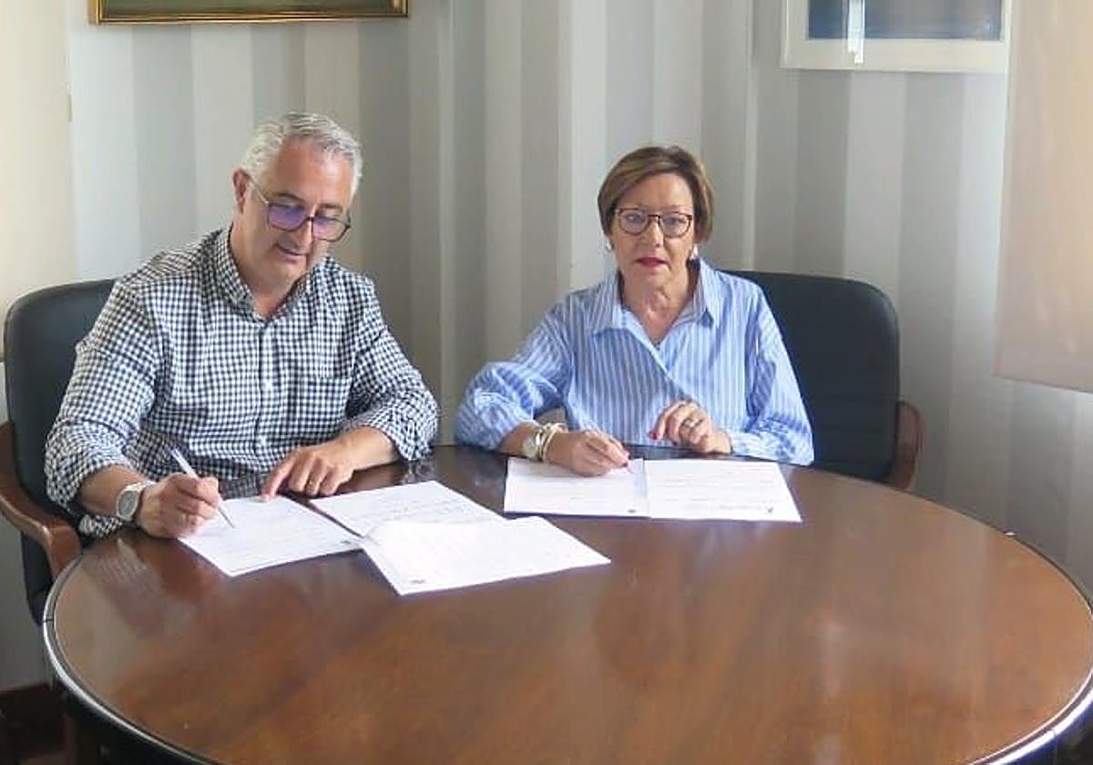 El alcalde Ángel García y la presidenta de la Sociedad Cultural y Recreativa Casino de Candás, Eloína Martín.