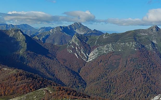 Las largas vistas hacia los territorios boscosos y las montañas vecinas rematan la excursión al llegar a los altos
