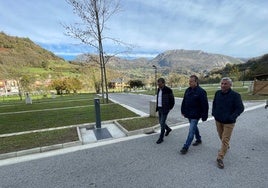 Javier Vigil, Marcelino Marcos Líndez y Marcelino Martínez, ayer, en el camping de Villamorey, en Sobrescobio.